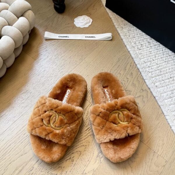 Chanel Neue Hausschuhe aus Lammwolle (JRNAS)