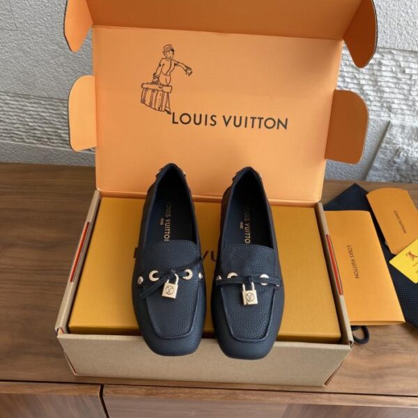 replica,schuhe,beste,kaufen,1:1,besten,seiten,Replik,turnschuhe,sneakers Hochwertige Loafer, Ballerinas und Freizeitschuhe mit Nietenverzierung von Louis Vuitton für Herbst/Winter (3L752)