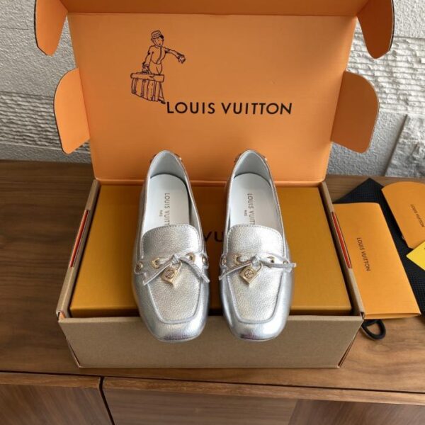 replica,schuhe,beste,kaufen,1:1,besten,seiten,Replik,turnschuhe,sneakers Die neue Herbst-/Winterkollektion von Louis Vuitton umfasst mit Vorhängeschlössern verzierte Nieten, Loafer, Ballerinas und Freizeitschuhe (KEK4N).