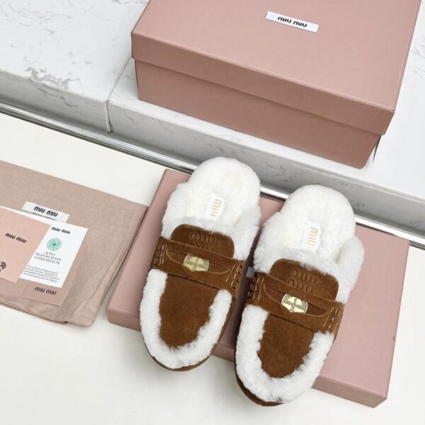 Miu Miu Fellpantoffeln mit flacher Sohle (H7M72)