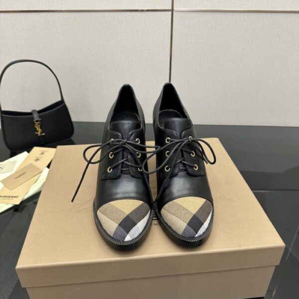 Hohe Version der Burberry High Heels (WUFWM)