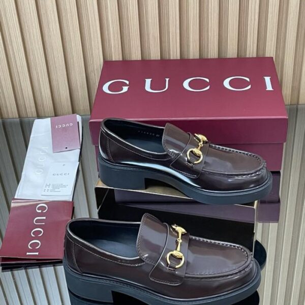 replica,schuhe,beste,kaufen,1:1,besten,seiten,Replik,turnschuhe,sneakers GUCCIs neueste Herbst- und Winter-Loafer mit geriffelter Bienensohle, Horsebit-Sohle und dicker Sohle mit burgunderfarbenem Ankora-Futter (57UUA)