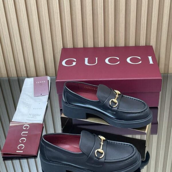 replica,schuhe,beste,kaufen,1:1,besten,seiten,Replik,turnschuhe,sneakers GUCCIs neueste Herbst- und Winter-Loafer mit geriffelter Bienensohle, Horsebit-Sohle und dicker Sohle und burgunderfarbenem Ankora-Futter (86V9M)
