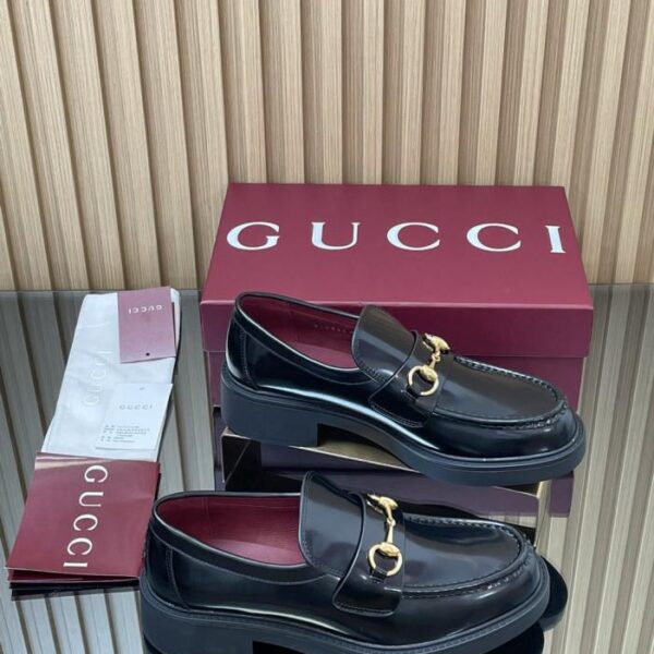 replica,schuhe,beste,kaufen,1:1,besten,seiten,Replik,turnschuhe,sneakers GUCCIs neueste Herbst- und Winter-Loafer mit geriffelter Bienensohle, Horsebit-Sohle und dicker Sohle mit burgunderfarbenem Ankora-Futter (PLO4H)