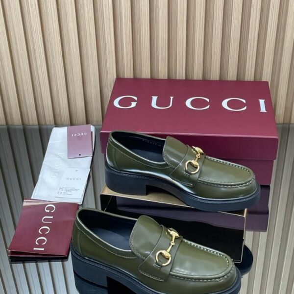 replica,schuhe,beste,kaufen,1:1,besten,seiten,Replik,turnschuhe,sneakers GUCCIs neueste Herbst- und Winter-Loafer mit geriffelter Bienensohle, Horsebit-Sohle und dicker Sohle mit burgunderfarbenem Ankora-Futter (SD9F4)