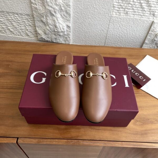 replica,schuhe,beste,kaufen,1:1,besten,seiten,Replik,turnschuhe,sneakers Hochwertige, flache GUCCI-Pantoletten im neuen Stil mit Horsebit-Halbslip und geschlossener Spitze (CNILS) für Herbst/Winter