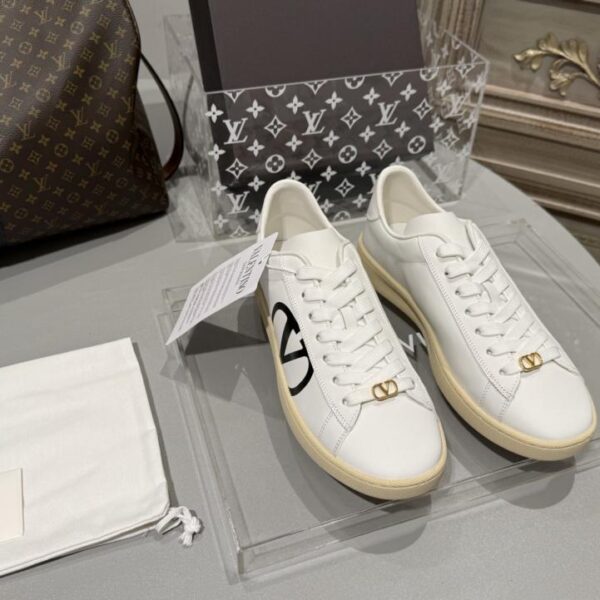 replica,schuhe,beste,kaufen,1:1,besten,seiten,Replik,turnschuhe,sneakers Hochwertige, einfarbige weiße Schuhe von Valentino (JPAIL)