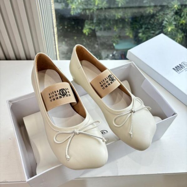 G077 Maison Margiela – Flache Retro-Mary-Jane-Ballerinas mit geteilter Zehenpartie und klobigem Absatz im Apfelkopf-Stil (8IXMI)