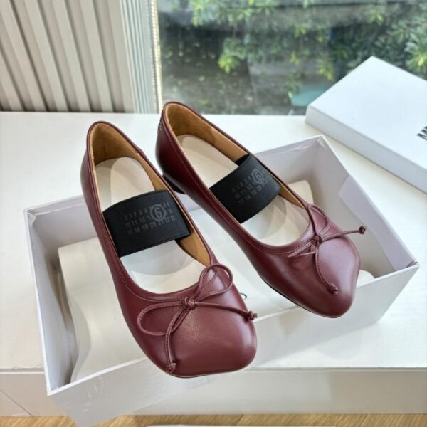 G077 Maison Margiela – Flache Retro-Mary-Jane-Ballerinas mit geteilter Zehenpartie und klobigem Absatz im Apfelkopf-Stil (NMJJM)
