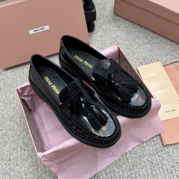 MIUMIU neue Laufsteg-Schnalle, Quaste, Schnalle, Slip-On-Loafer, kleine Lederschuhe, Freizeitschuhe (TF8UH)