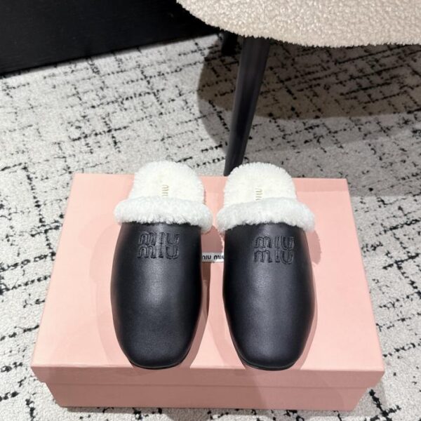 MIUMIU Herbst- und Winterserie, Pantoletten, Fellpantoffeln, geschlossene Zehenpartie, Lammfell-Halbpantoffeln (1EYQQ)