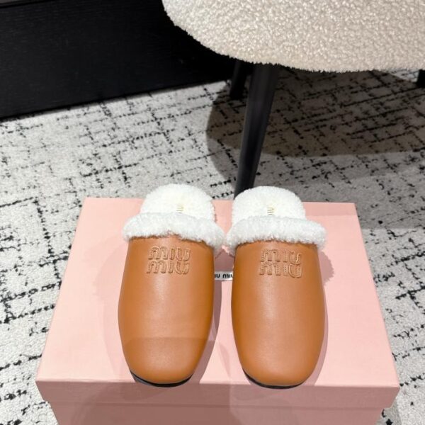MIUMIU Herbst- und Winterserie, Pantoletten, Fellpantoffeln, bedeckte Zehenpartie, Lammfell, Halbpantoffeln (GF59R)