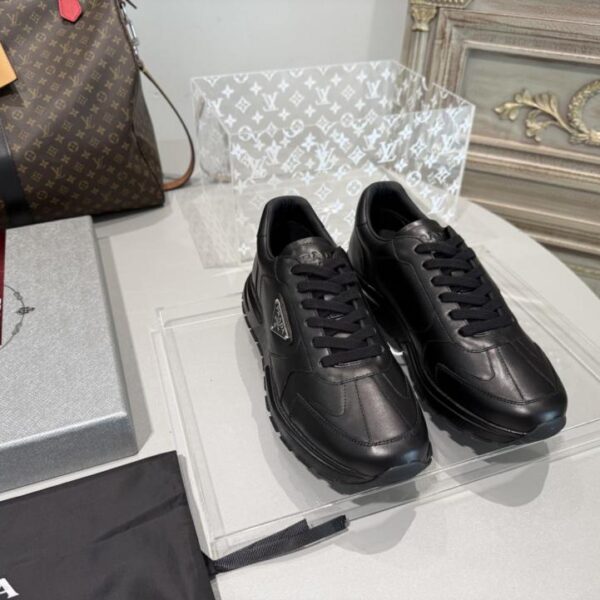 Prada Herbst/Winter Neue dreieckige Schnürschuhe mit Vintage-Leder (4NX7Q)