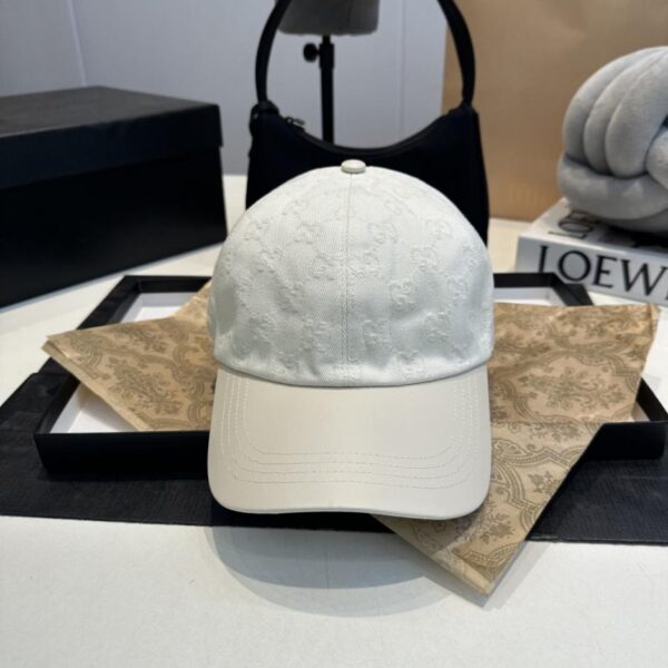 Die Frühjahr/Sommer-Kollektion bietet neue Accessoires: Baseballkappen (ED3EN)