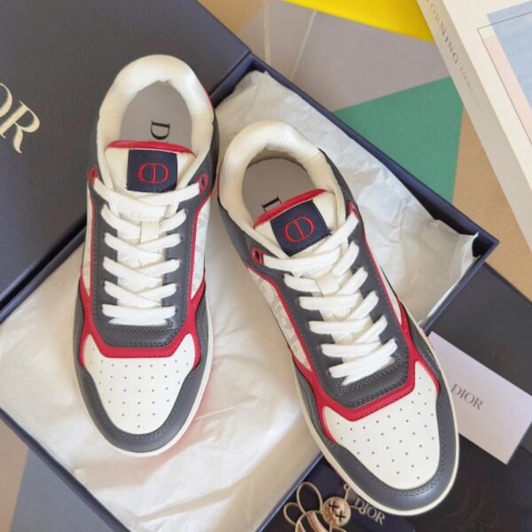 Hochwertige Low-Top-Sneaker in den neuesten Farbkombinationen der Dior B27-Serie mit aufgedruckten Mustern und Paar-Styles (M2D41).