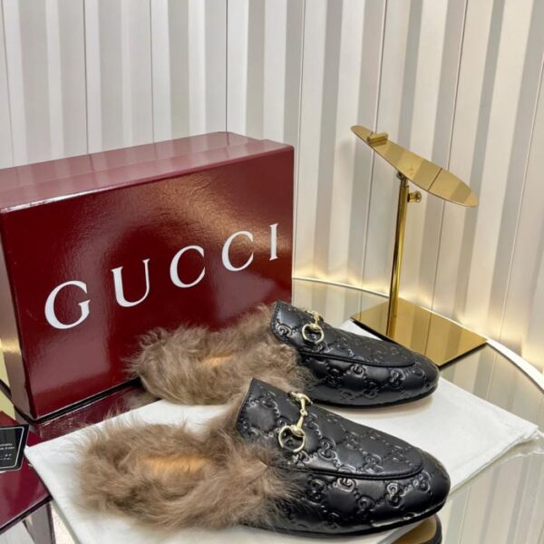 GUCCI-Theke: Hausschuhe aus toskanischer Wolle in der neuesten Farbe (24OQY)