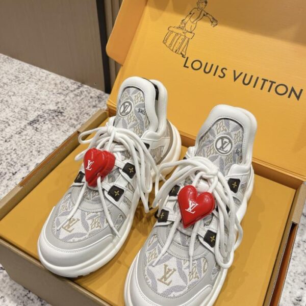 replica,schuhe,beste,kaufen,1:1,besten,seiten,Replik,turnschuhe,sneakers Top-Version der klassischen Dad-Schuhe der Louis Vuitton Archlight-Serie mit Herzschnalle und Sportschuhen mit Bogenbrücke (QC3I3)