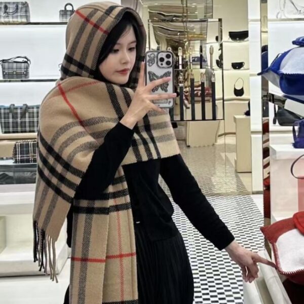 Burberry B-Kapuzenschal mit Karomuster (F1UWX) und Seidenschalschnalle