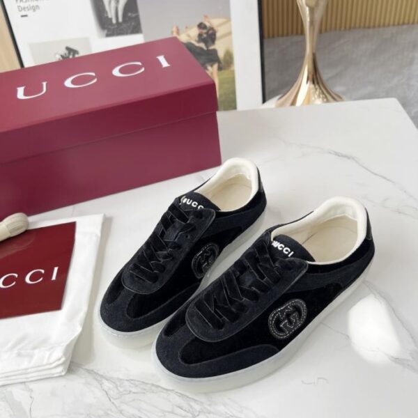 GUCCIs neuster deutscher Trainingsschuh, Doppel-G-Leder mit dreidimensionalen Gucci-Buchstaben (0RLKQ)