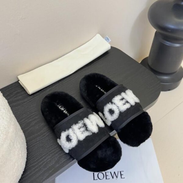 Bei der Modenschau von LOEWE waren Wollpantoffeln zu sehen (1R3FN)