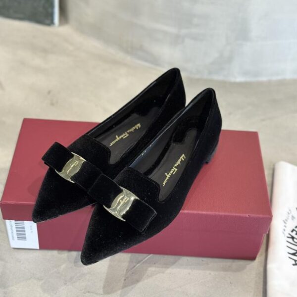 SF Salvatore Ferragamo Vara Velvet Heels mit großer Schleife und runder Zehenpartie, goldene Pflaumenblüten (0LSCS)