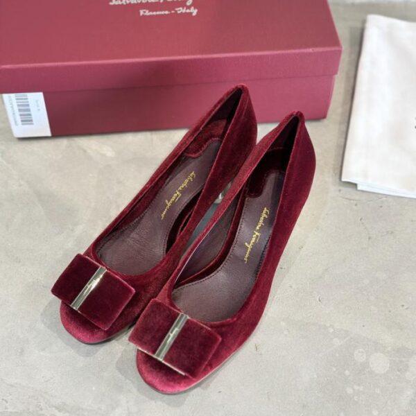 SF Salvatore Ferragamo Vara Samt High Heels mit großer Schleife und runder Spitze, goldenem Pflaumenblütenabsatz (H7QQ9)