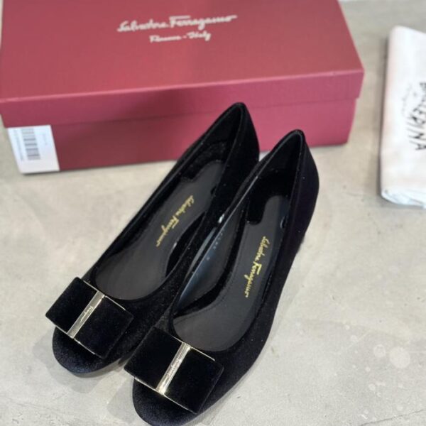 SF Salvatore Ferragamo Vara Velvet Große Schleife Runde Zehenpartie Goldene Pflaumenblüten-Absätze (YAEWO)