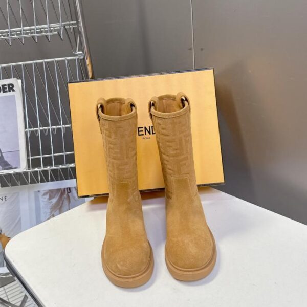 Die Top-Version der Fendi Herbst/Winter-Modenschau präsentierte Stiefel (DCHD4).