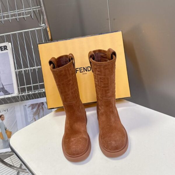 Die Top-Version der Fendi Herbst/Winter-Modenschau präsentierte Stiefel (KFYFN).