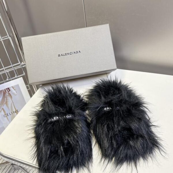 Die neueste Herbst/Winter-Kollektion von BALENCIAGA mit flauschigen Hausschuhen (HLASK)