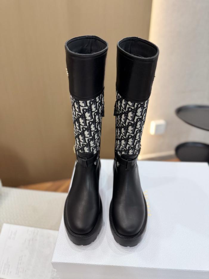 replica,schuhe,beste,kaufen,1:1,besten,seiten,Replik,turnschuhe,sneakers Zu den charakteristischen Designelementen von Dior gehören Brogue-Reitstiefel im britischen Stil (EWV58). replica,schuhe,beste,kaufen,1:1,besten,seiten,Replik,turnschuhe,sneakers Zu den charakteristischen Designelementen von Dior gehören Brogue-Reitstiefel im britischen Stil (EWV58).