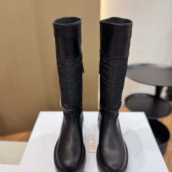replica,schuhe,beste,kaufen,1:1,besten,seiten,Replik,turnschuhe,sneakers Zu den charakteristischen Designelementen von Dior gehören Brogue-Reitstiefel im britischen Stil (HF3KZ).