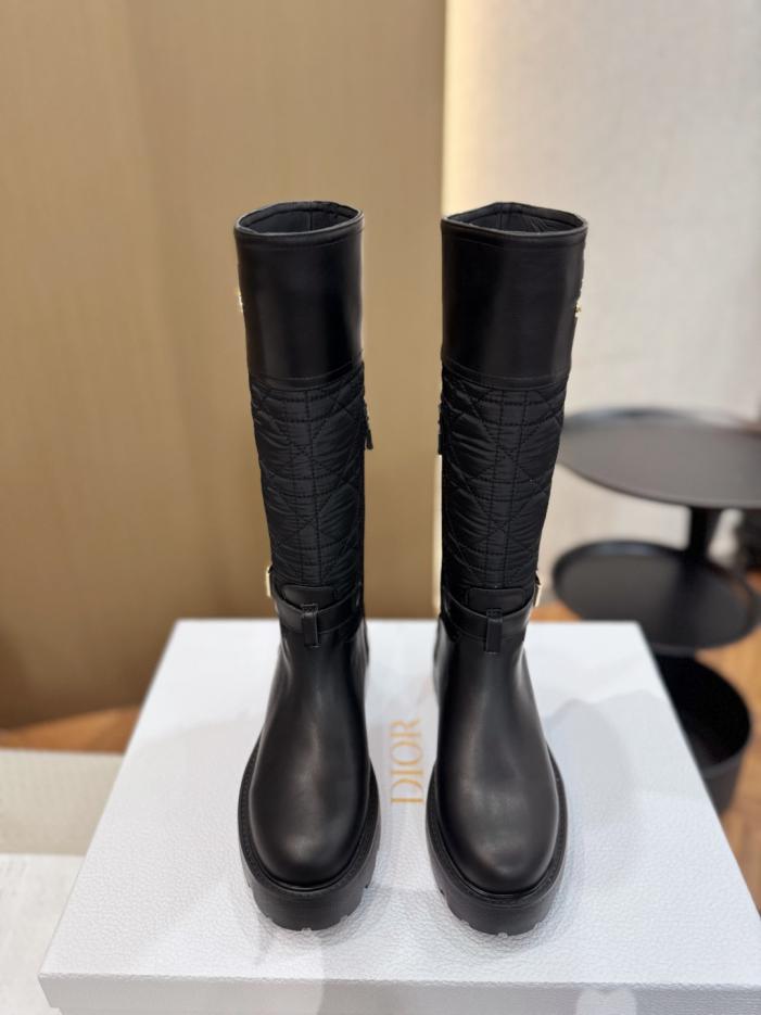 replica,schuhe,beste,kaufen,1:1,besten,seiten,Replik,turnschuhe,sneakers Zu den charakteristischen Designelementen von Dior gehören Brogue-Reitstiefel im britischen Stil (HF3KZ). replica,schuhe,beste,kaufen,1:1,besten,seiten,Replik,turnschuhe,sneakers Zu den charakteristischen Designelementen von Dior gehören Brogue-Reitstiefel im britischen Stil (HF3KZ).
