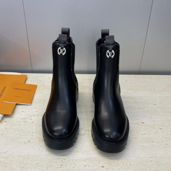 Hochwertige Louis Vuitton Chelsea-Stretch-Motorradstiefeletten für Herbst/Winter (BFW55) - direkt von Wiederverkäufern bezogen.