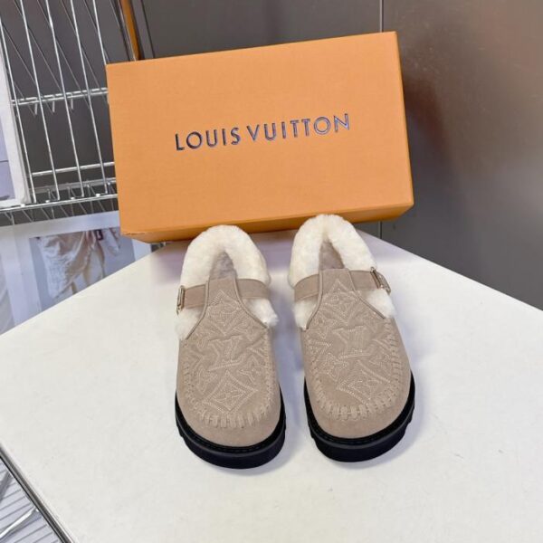 Die neueste Herbst/Winter-Kollektion von Louis Vuitton umfasst Plateau-Slipper aus reiner Wolle, die für zusätzliche Körpergröße sorgen und sich perfekt für den Außenbereich eignen (HZ0XC).