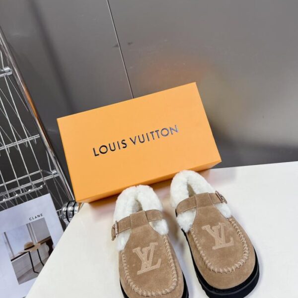 replica,schuhe,beste,kaufen,1:1,besten,seiten,Replik,turnschuhe,sneakers Die neueste Herbst/Winter-Kollektion von Louis Vuitton umfasst Plateau-Slipper aus reiner Wolle, die für mehr Körpergröße und für den Outdoor-Bereich geeignet sind (LVRXW).