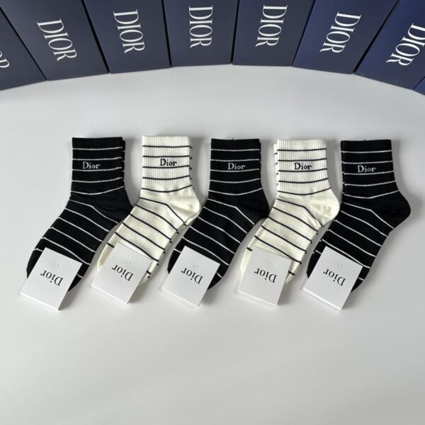 replica,schuhe,beste,kaufen,1:1,besten,seiten,Replik,turnschuhe,sneakers Die neuen mittellangen Socken von DIOR, fünf Paar pro Packung (CVC2Y)