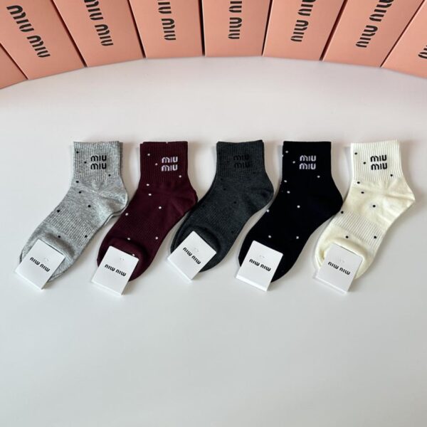 replica,schuhe,beste,kaufen,1:1,besten,seiten,Replik,turnschuhe,sneakers Die neuen mittellangen Socken von MiuMiu, fünf Paar pro Packung (2F4IG)