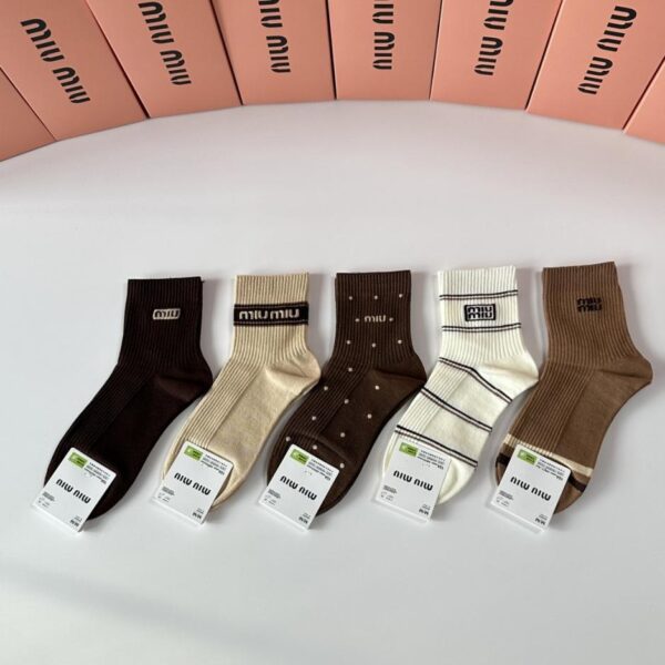 replica,schuhe,beste,kaufen,1:1,besten,seiten,Replik,turnschuhe,sneakers Die neuen klassischen mittelhohen Socken von MiuMiu, fünf Paar pro Packung (KCFZN)