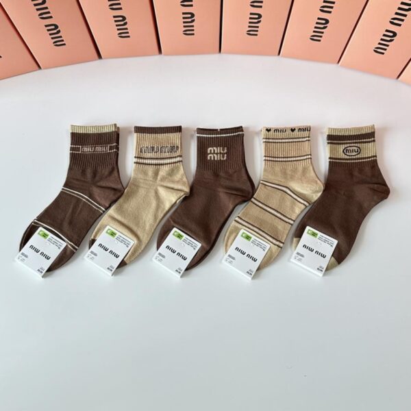 replica,schuhe,beste,kaufen,1:1,besten,seiten,Replik,turnschuhe,sneakers Die neuen mittellangen Socken von MiuMiu, fünf Paar pro Packung (1E2CK)