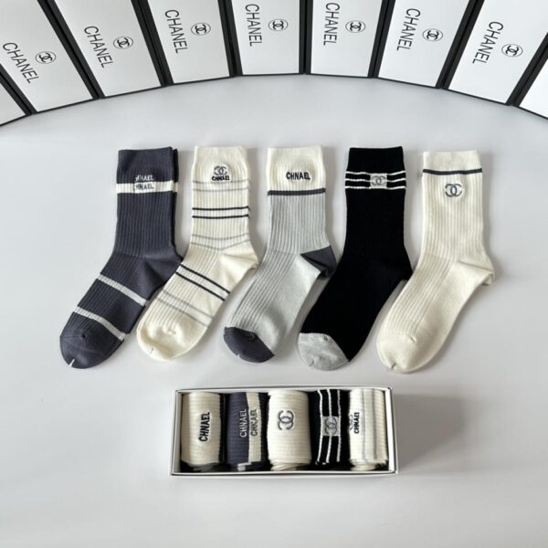 replica,schuhe,beste,kaufen,1:1,besten,seiten,Replik,turnschuhe,sneakers Chanels neue bestickte Midi-Socken, fünf Paar pro Schachtel (M3ZMC)