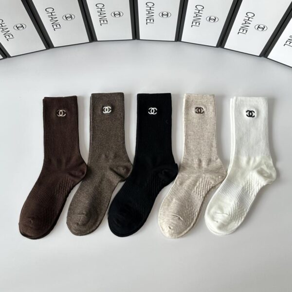 replica,schuhe,beste,kaufen,1:1,besten,seiten,Replik,turnschuhe,sneakers Chanels neue bestickte Midi-Socken, fünf Paar pro Schachtel (R7S64)