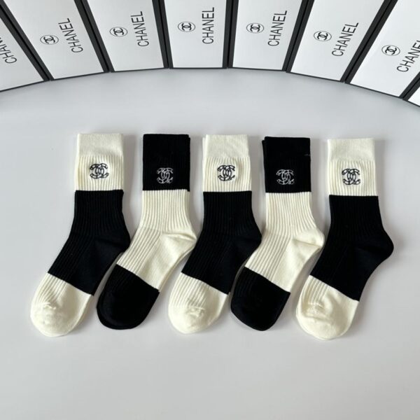 replica,schuhe,beste,kaufen,1:1,besten,seiten,Replik,turnschuhe,sneakers Chanels neue bestickte Midi-Socken, fünf Paar pro Schachtel (R2AY3)