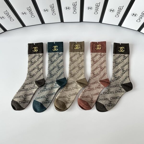 replica,schuhe,beste,kaufen,1:1,besten,seiten,Replik,turnschuhe,sneakers Chanels neue bestickte Midi-Socken, fünf Paar pro Schachtel (WBCA2)