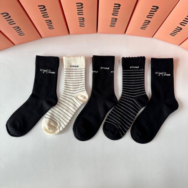replica,schuhe,beste,kaufen,1:1,besten,seiten,Replik,turnschuhe,sneakers MiuMiu Neue Kaschmir-Socken in mittlerer Länge, 5 Paar pro Karton (ADXW0)
