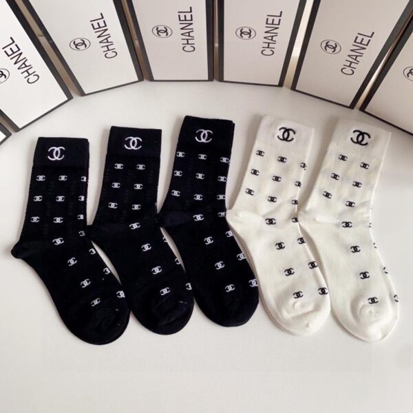 replica,schuhe,beste,kaufen,1:1,besten,seiten,Replik,turnschuhe,sneakers Chanels neue bestickte klassische mittellange Socken, fünf Paar pro Schachtel (L23ZT)