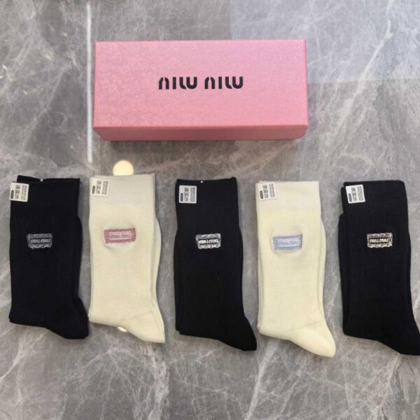 replica,schuhe,beste,kaufen,1:1,besten,seiten,Replik,turnschuhe,sneakers MiuMiu Neue bestickte Kaschmir-Socken in mittlerer Länge, 5 Paar pro Karton (CC5WN)