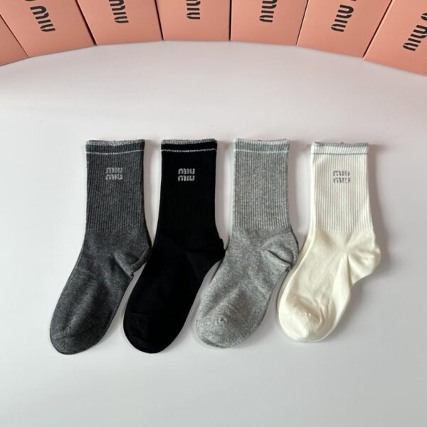 replica,schuhe,beste,kaufen,1:1,besten,seiten,Replik,turnschuhe,sneakers MiuMius neue klassische mittelhohe Socken mit Thermotransferdruck, vier Paar pro Karton (5Q9WC)