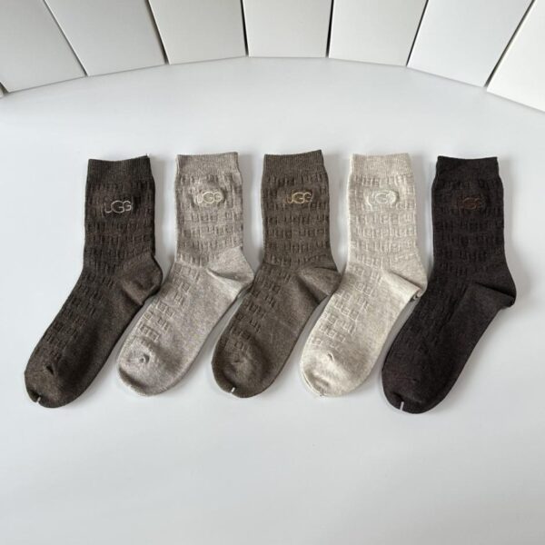 replica,schuhe,beste,kaufen,1:1,besten,seiten,Replik,turnschuhe,sneakers UGG Neue bestickte Kaschmir-Socken in mittlerer Länge, 5 Paar pro Box (TL0G4)