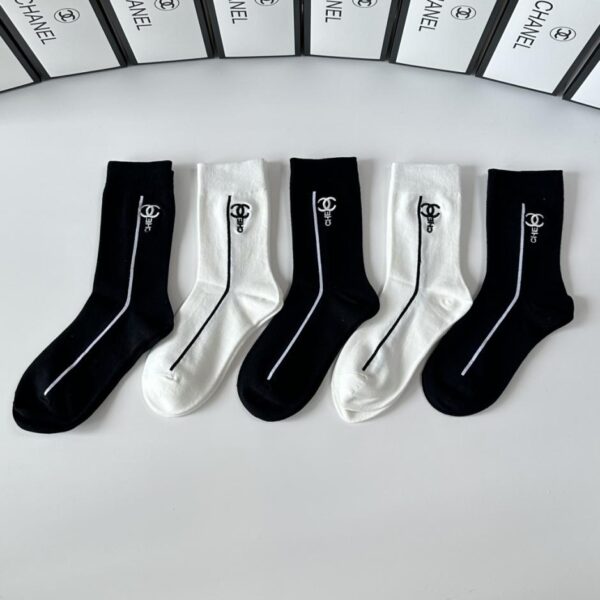 replica,schuhe,beste,kaufen,1:1,besten,seiten,Replik,turnschuhe,sneakers Chanels neue bestickte Midi-Socken, fünf Paar pro Schachtel (1XY3Y)